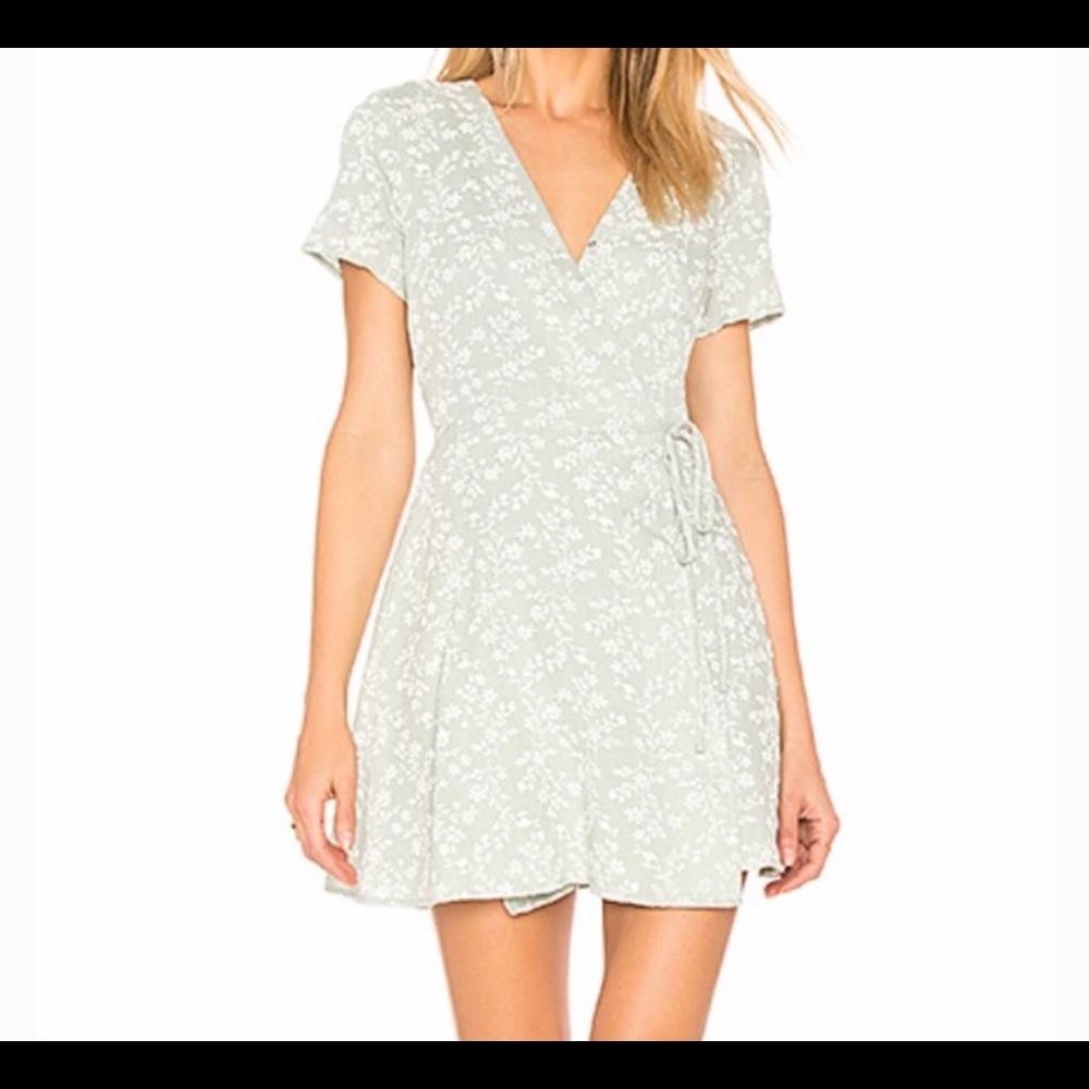 New never worn

J.O.A. Mint Floral Wrap Dress